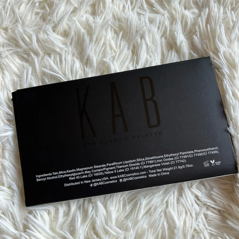 KAB‎ Cosmetics day + night eyeshadow palette brand new in box